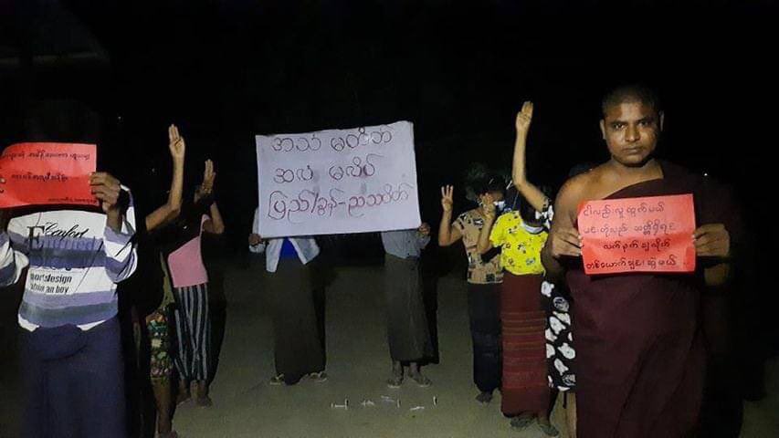 2021Revtweets's tweet photo. Despite difficulties, the Pyigyitakun night strike, led by a monk charged under Section 505 (A), was organized.
#May31Coup
#WhatsHappeningInMyanmar https://t.co/0vn1TkLLEa