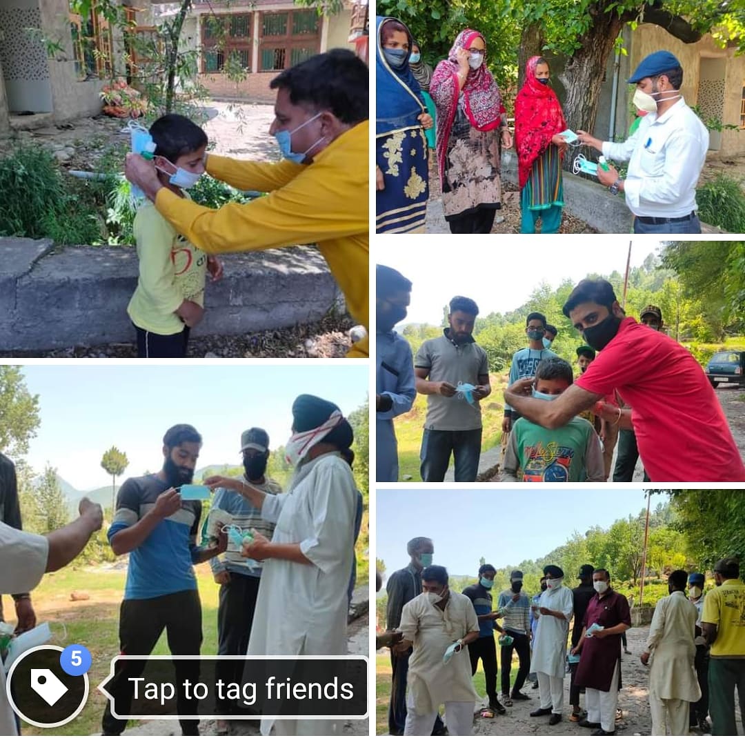 Pardeep_Poonch's tweet photo. Today on completion of #7_years of   #Modi's #Govt .I along with S. Paramjeet Singh #Gen_Secretary Azhar Manhas  and whole #Daraba team  distributed #mask and #santizer among the people of #Daraba and also highlights the achievement of present Government.
#PardeepSharma
#EX_MLC https://t.co/zxSMmxdaeb