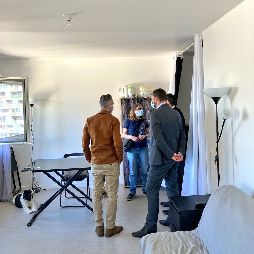 IanBrossat's tweet photo. Heureux d'inaugurer 94 logements sociaux dans le quartier de Masséna-Chevaleret, dans le 13ème.
Parmi les premiers locataires : un technicien informatique, un surveillant pénitentiaire, une privée d’emploi, une agent de caisse, un retraité, une conductrice de métro.
Bienvenue ! https://t.co/sPoyyxCTXH