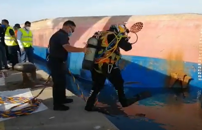Actu_Valencia's tweet photo. Así buscan los buzos al estibador desaparecido en el Puerto de Castelló #Portcastello #PuertodeCastellon #PortofCastello #Puerto #Castellon https://t.co/W4ibDBAAJH https://t.co/kX94EobFaL