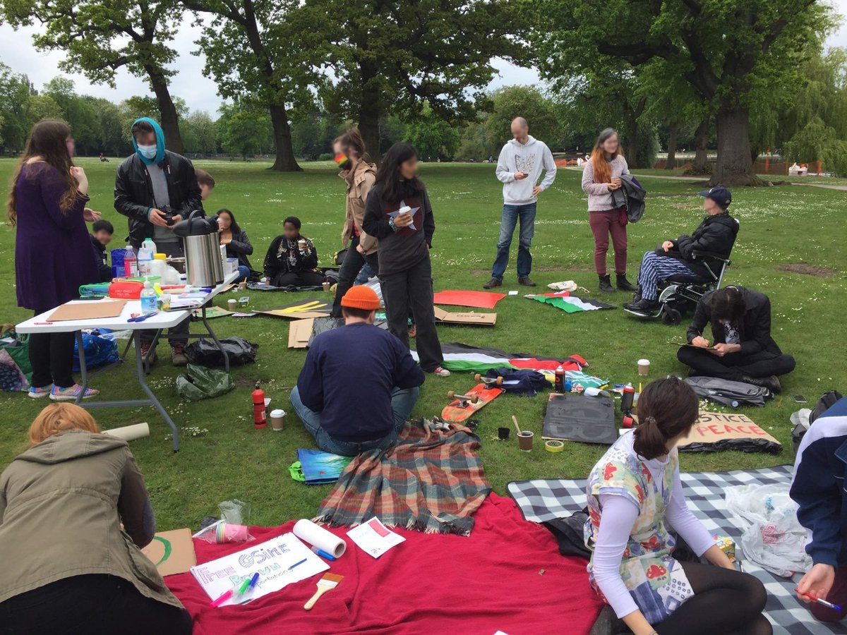 KillTheBillBrum's tweet photo. Thank you #Birmingham for coming out and showing support for the movement to #KillTheBill. We made some beautiful placards (and friendships) which will be on full display Saturday 5th at a city centre protest to #StopTheDeportation of #OsimeBrown. #JusticeForOsime. More to come👀 https://t.co/fxTSgXnFRf