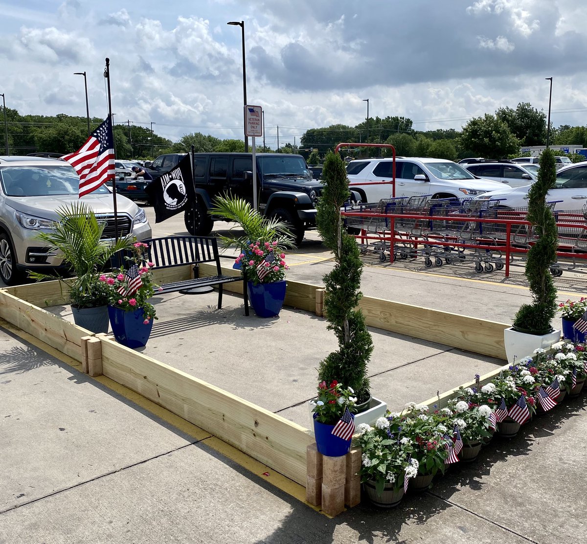 robhenneke's tweet photo. Very cool display at @Lowes honoring our fallen troops. May God bless those who have fallen in defense of our freedom. πΊπΈ
#notalongweekend #MemorialDay2021 https://t.co/fxPLug7vnR