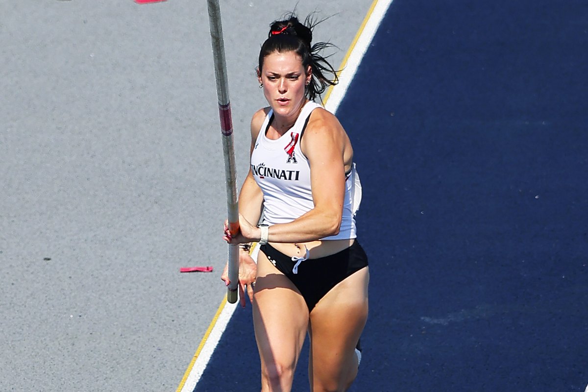 GoBearcatsTFXC's tweet photo. 𝙁𝙤𝙧𝙚𝙫𝙚𝙧 𝙞𝙣 𝙤𝙪𝙧 𝙝𝙚𝙖𝙧𝙩𝙨 💝

The #Bearcats wore red ribbons while competing in NCAA preliminaries down in Jacksonville in honor of @GoBearcatsWSOC player Ally Sidloski #WePlayFor3 https://t.co/4auyVhfnt0