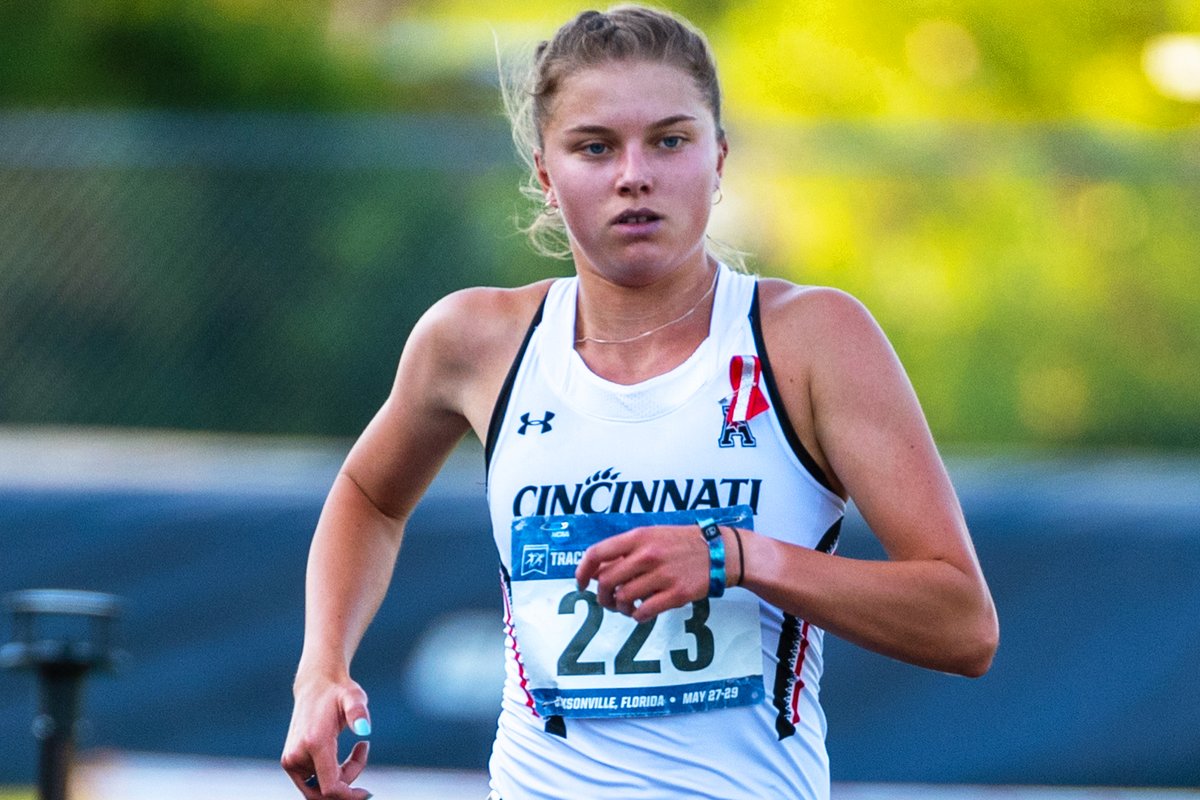 GoBearcatsTFXC's tweet photo. 𝙁𝙤𝙧𝙚𝙫𝙚𝙧 𝙞𝙣 𝙤𝙪𝙧 𝙝𝙚𝙖𝙧𝙩𝙨 💝

The #Bearcats wore red ribbons while competing in NCAA preliminaries down in Jacksonville in honor of @GoBearcatsWSOC player Ally Sidloski #WePlayFor3 https://t.co/4auyVhfnt0