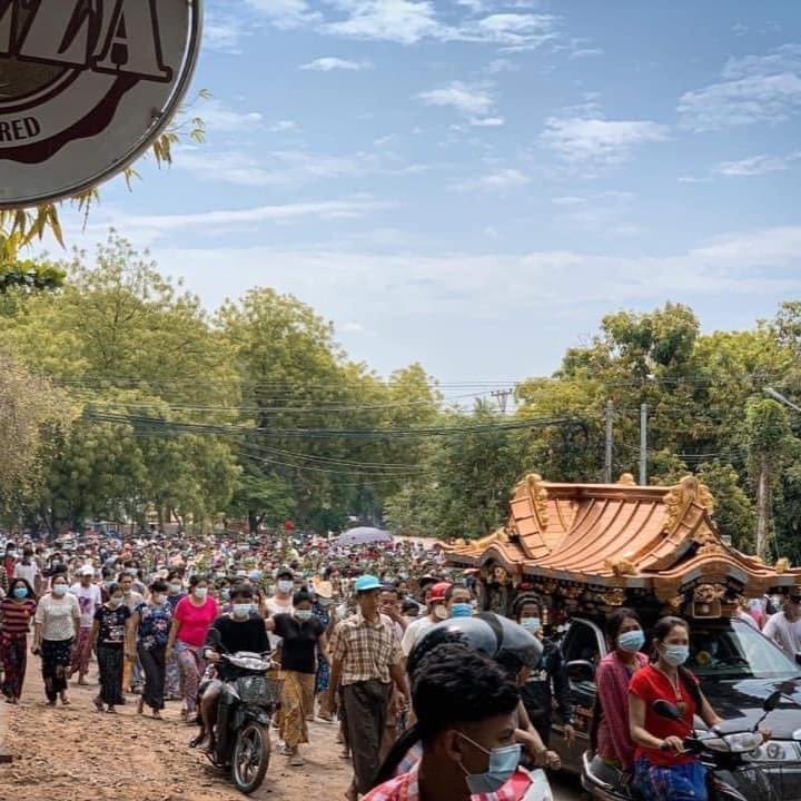 More than 1,000 mourners today attended the funeral of Ko Moe Myint Aung, 27, who was shot dead by junta's forces in Bagan, Mandalay Region on Sunday while raiding his house. Police later said it was just a mistake. 

#WhatsHappeningInMyanmar
#May31Coup