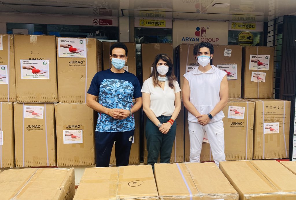 gurruchoudhary's tweet photo. Away from home yet connected by heart. Donating for your fellow ‘hindustani’s .... india 🇮🇳 salutes you back. @indiaclubjkta 🙏🙏

 #Jakarta #Indonesia #COVID19India #Covid19IndiaHelp https://t.co/05XkM3lip8