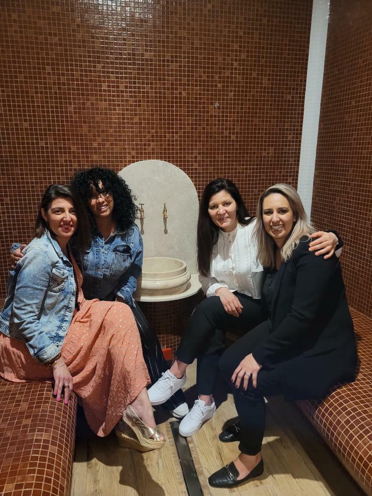RezoterTv's tweet photo. A l'occasion des portes ouvertes de @Hammam_rituels des #femmes ont pu s'exprimer et s'affirmer par le biais de l'entrepreneuriat. 
#Rézoé c'est celà également : permettre aux femmes de se sentir capables, de s'appuyer sur d'autres femmes pour avoir la force d'y aller
#RÉZOTER 🥨 https://t.co/m3vgy3evML