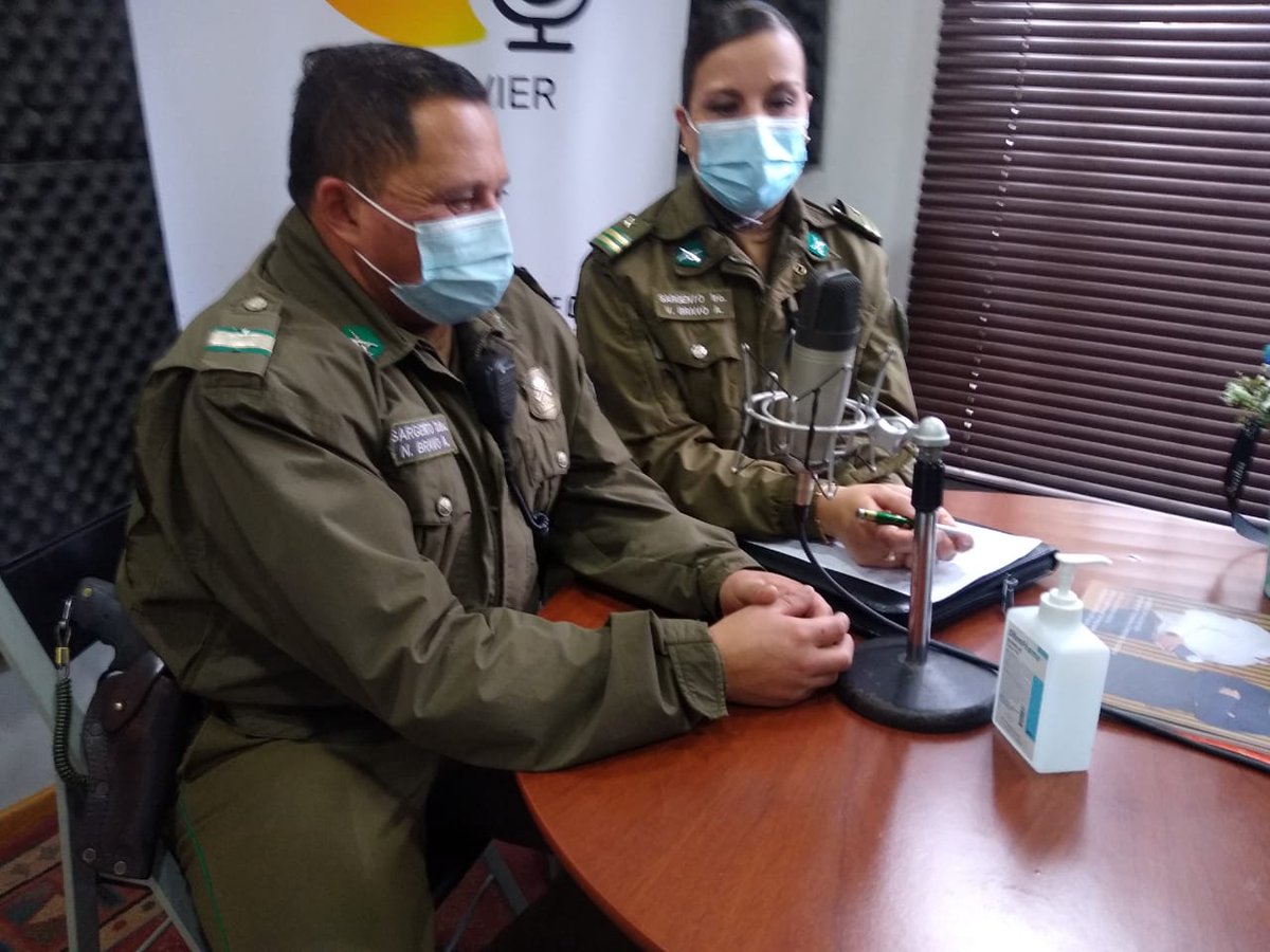 Carab_Maule's tweet photo. #SanJavier: Carabineros a través de Radio #JavieraFM dial 92.7 y Radio #CentenarioAM dial 1500, entregó recomendaciones sobre la ley de convivencia vial, la que promueve el respeto generando ciudades más amables para todos👮🎧. #OrdenyPatria https://t.co/3UvqSqVfuc