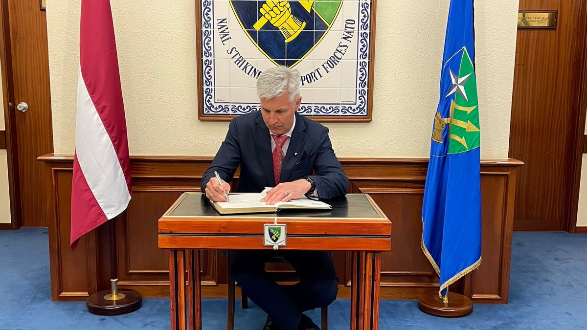 STRIKFORNATO's tweet image. The 🇱🇻 Latvian Minister of Defense, Dr Artis Pankris, was welcomed by #STRIKFORNATO’s Deputy Commander, RAdm James Morley, to our HQ, during the execution of the exercise #AtSeaDemo / #FormidableShield 2021.
#WeAreNato #StrongerTogether 
➡️bit.ly/34BwBns