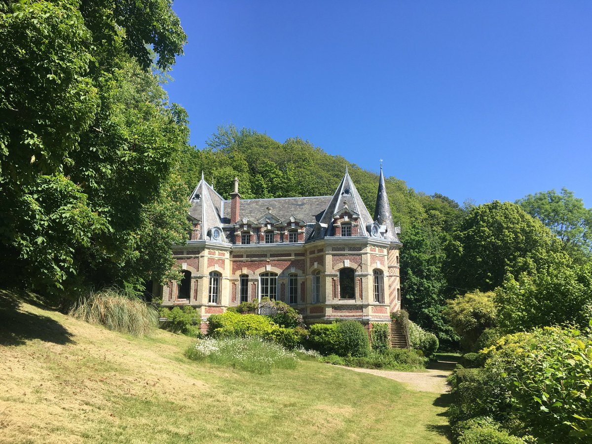 LesAygues's tweet photo. Nous avons repris nos tours de visites guidées depuis quelques jours. J’avais oublié combien il est pénible de parler en public avec un masque sur la figure, surtout quand ce masque vous tombe du nez toutes les 30 secondes... #FollowtheGuide https://t.co/kW2PUso6fy