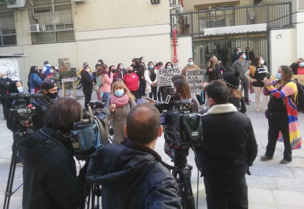 ComiteViva's tweet photo. Hoy nos reunimos fuera del @MinvuRM, conferencia de prensa dirigida al #Ministro @FelipeWard y a los 3 #Senadores que negaron aprobar la ley de integración de #glosa12 @SenadorJSoria @Senador_Navarro @LatorreJI @Minvu https://t.co/wfm43zt6Fj