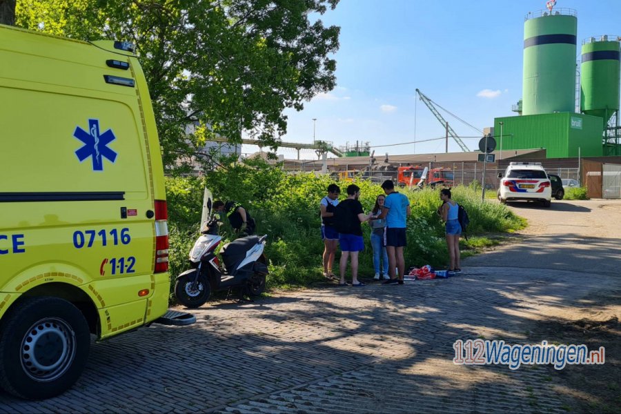 Scooterrijder botst achterop wandelaars in #Wageningen. 112Wageningen.