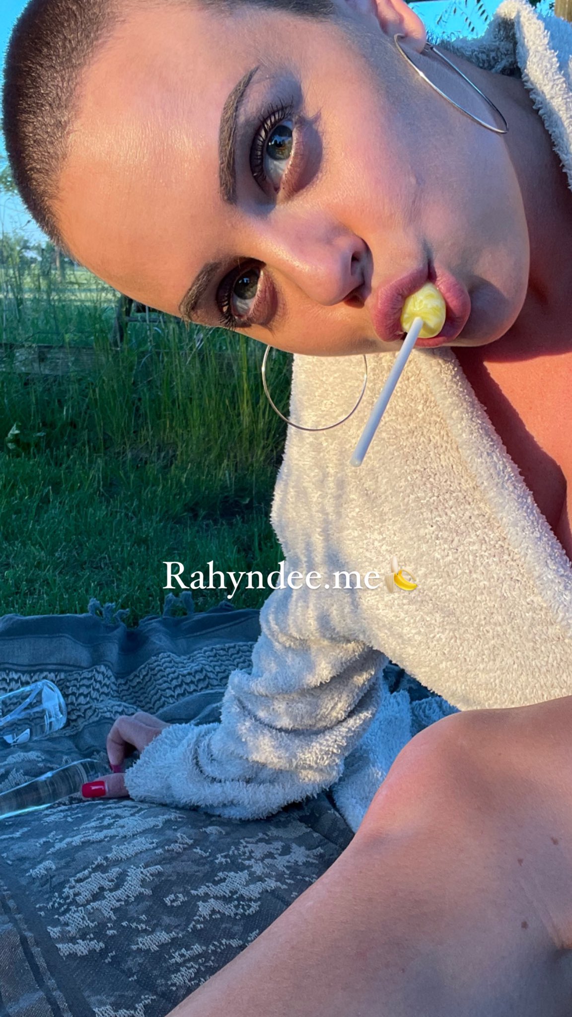 Rahyndee James on X: RT @Rahyndee_: Would you suck on a lollipop after I  stuck it in my bum bum??? . Asking for me🍌 t.coD1QGHw9iw5  X