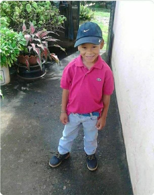 PableOstos's tweet photo. Él era Wilmer José,tenía 5 años. 
Vivía en Upata al sur del estado #Bolívar. 
Su mamá fue cómplice de su asesinato. 
Un joven de 19 años lo degolló, porque  los vio teniendo relaciones sexuales. 

#Bolívar
#31May https://t.co/OmEOURt24z