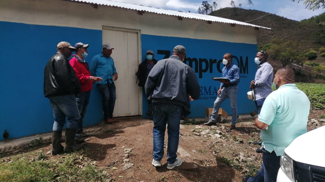 ASOPROCOR's tweet photo. Gracias a @GloriaReyesG Directora general de @ProSoliRD y  a @artubiso Director del Programa Agricultura Familiar, hoy recibimos, en Los Corralitos,  la visita de técnicos especialistas en georeferenciación y comercialización para evaluar y ayudarnos a resolver nuestra situación. https://t.co/V7vOrUVReA