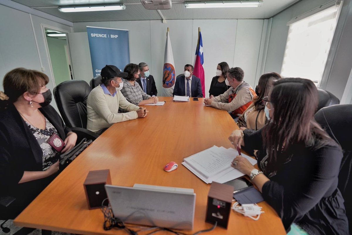 Sierraprotegida's tweet photo. COMPARTIR! Hoy en sesión del Consejo Comunal de #SeguridadPública se firmó el convenio con Minera Spence que permitirá contar con 18 cámaras de televigilancia en la localidad de #SierraGorda ⁦⁦@PDI_Antofagasta⁩ ⁦@CarabAntof⁩ ⁦⁦@MuniSierraGorda⁩ https://t.co/9gJCAs5y3q