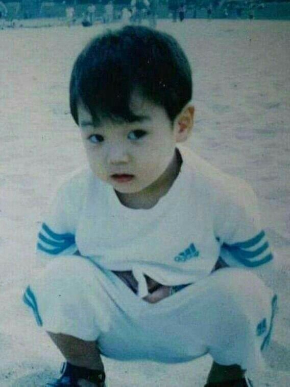ifJungkookie's tweet photo. "eu era                               "tipo plutão
pequeninin"                         plutãozin" https://t.co/wP79gDUXsZ