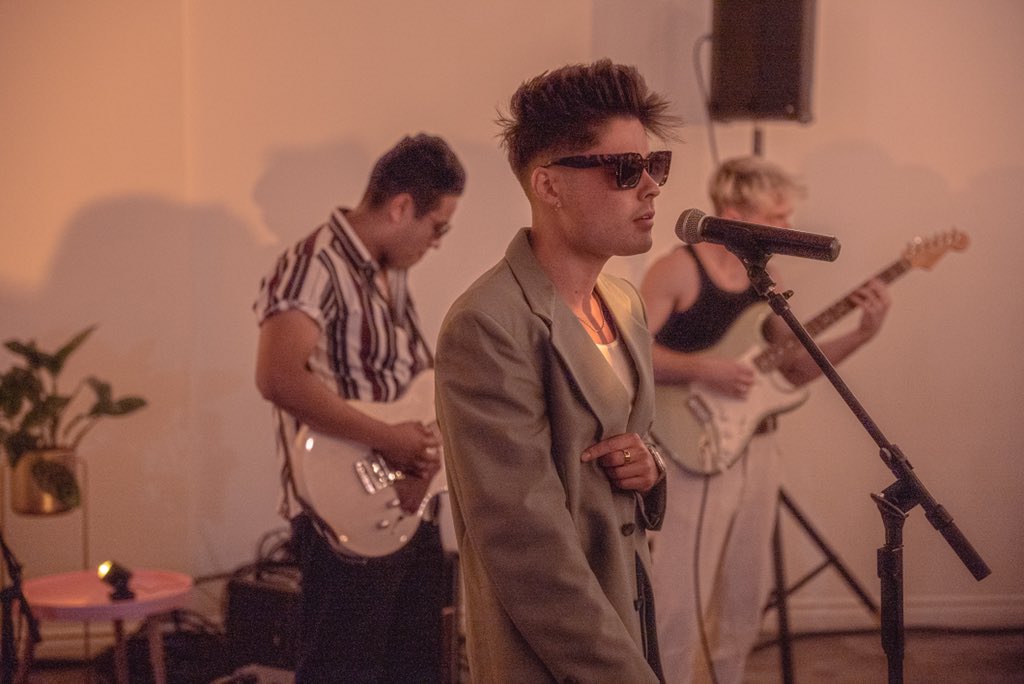 free arlo tweet media