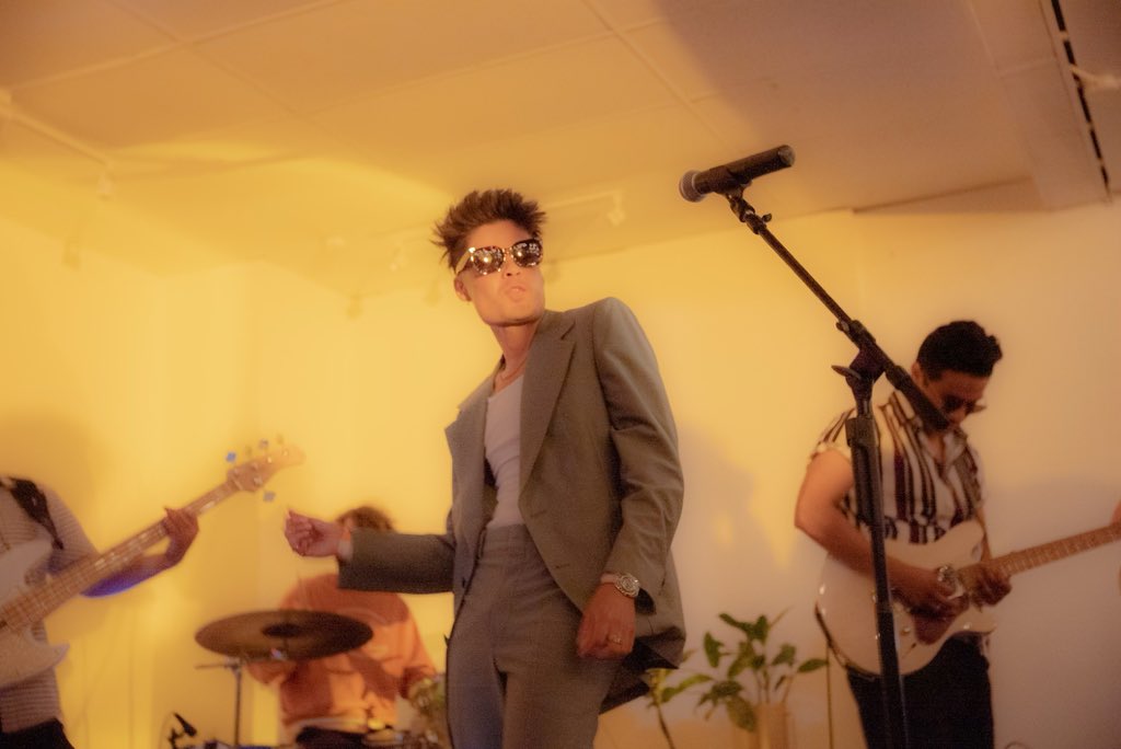 free arlo tweet media