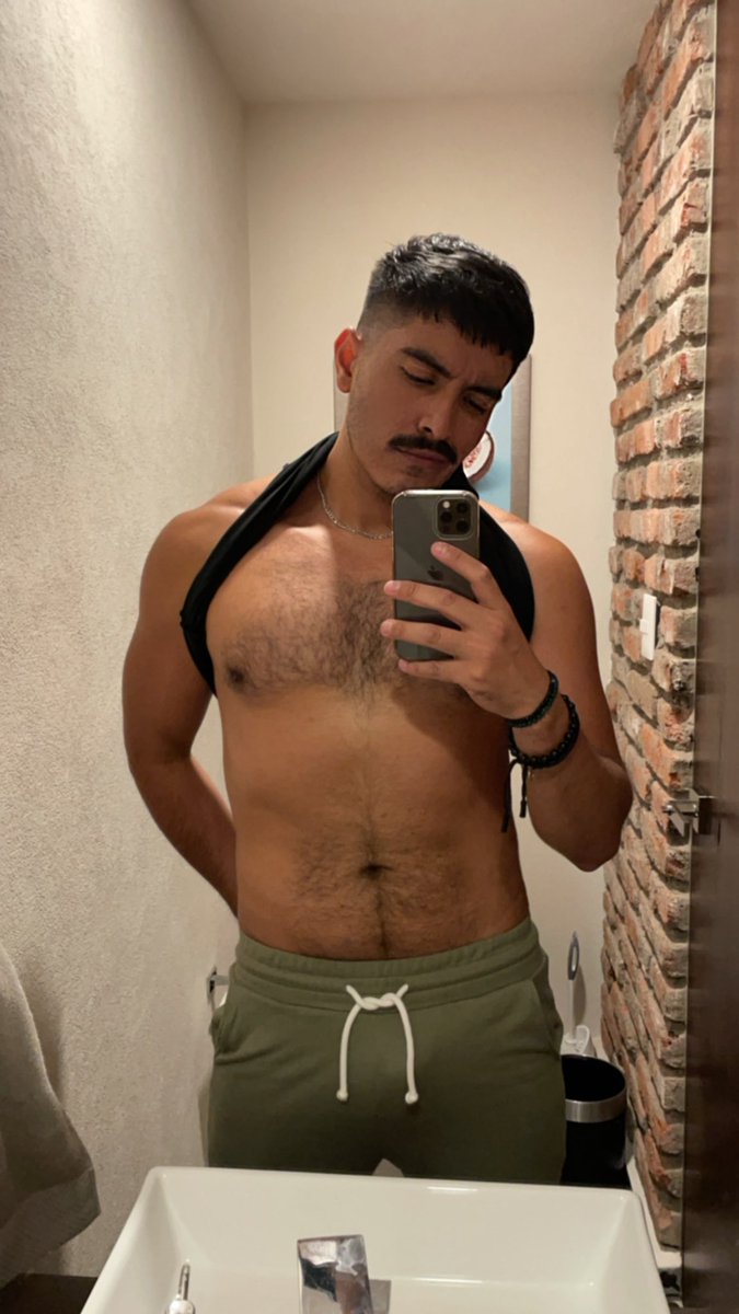 soyjoosh's tweet photo. Buenas tardes! El outfit de hoy es la seguridad (frase robada de un TikTok) https://t.co/qePHRtKA1E