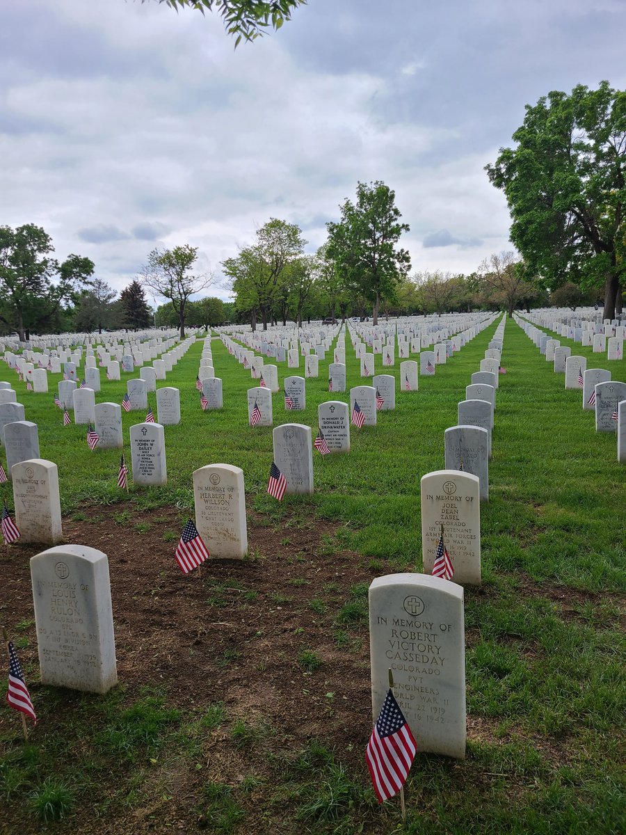 BooGhostxx's tweet photo. We went to #FortLogan #MemorialDay Thank you to everyone who has served, died and is still MIA. We located my husband's Uncles marker, who has not yet been found and brought home from #Vietnam
🇺🇸🌹🇺🇸🌹🇺🇸🌹 https://t.co/RQMZXBykEa
