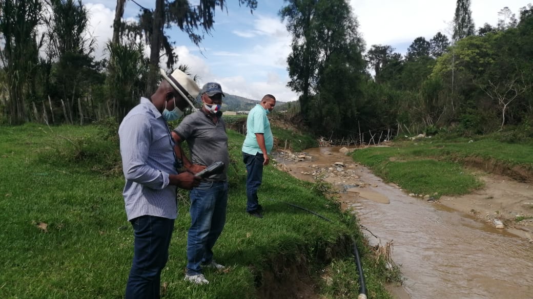 <a href="/GloriaReyesG/">Gloria Reyes</a> <a href="/artubiso/">Arturo Bisonó</a> técnicos del Programa Agricultura Familiar y miembros de nuestra asociación evaluando la fuente principal de donde se tomará el agua para llevar por gravedad a Los Corralitos, Constanza, para resolver, de una vez por todas, nuestra situación.