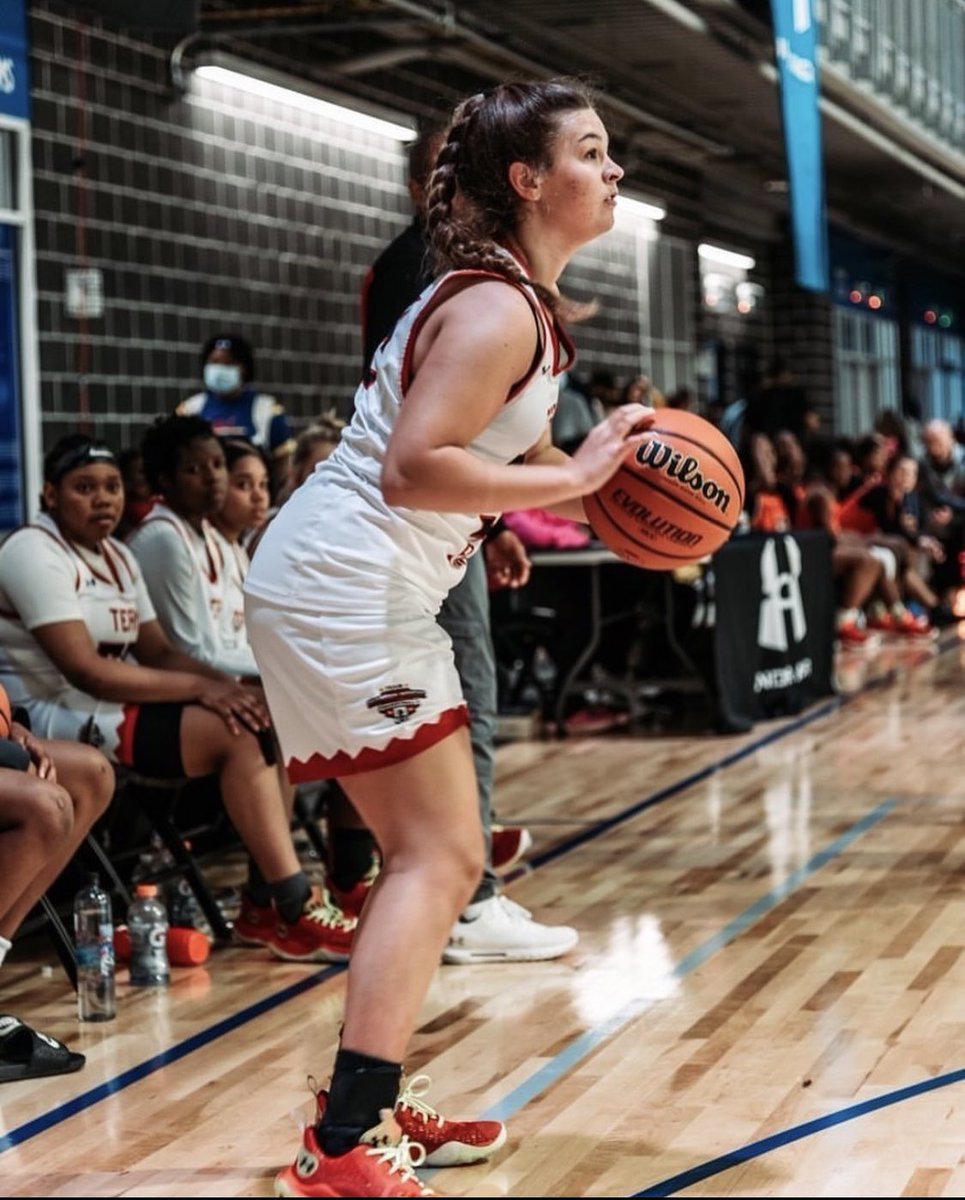TbWbasketball1's tweet photo. Megan Henegar received a write up from the tournament in Warsaw on her ability to shoot the basketball! Wide open, running off screens, &amp; with defenders running at her still made 3’s look routine! Her ability to knock down the 3 is very ELITE! @HenegarMegan https://t.co/57FEeukZbP