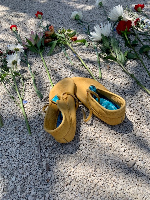 Thank you Unity Collective member, Jillian Morris, who provided advice and support to staff to put together this memorial today which will remain in place for 215 hours (9 days). Please respect the memorial and not touch the items. ow.ly/UUNS50EZupn