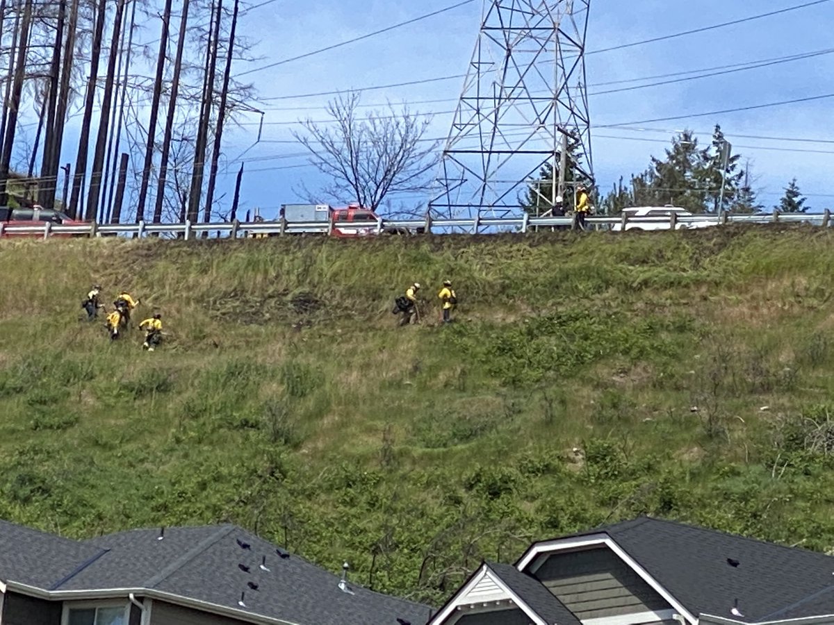 KarlaSlate's tweet photo. Brushfire on SR 410, definitely avoid driving eastbound up the hill right now #brushfire #fireseason #sr410 https://t.co/y5FoMGMB6v