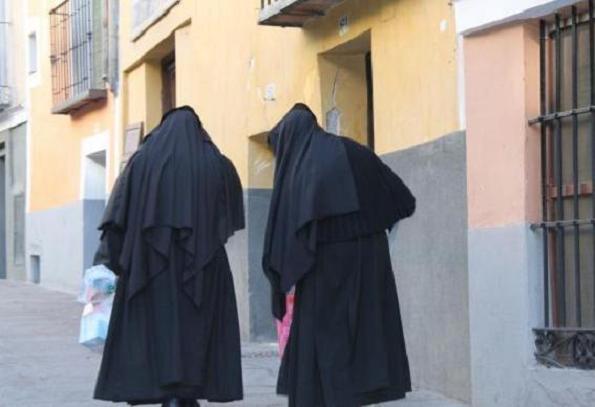 WillyFambuena's tweet photo. Dos monjas de clausura, simpatizantes de VOX, indignadas y escandalizadas tras ver mujeres con burkini en la playa. #SoyProvida #MaskSinger2 https://t.co/LHuukkP1MW