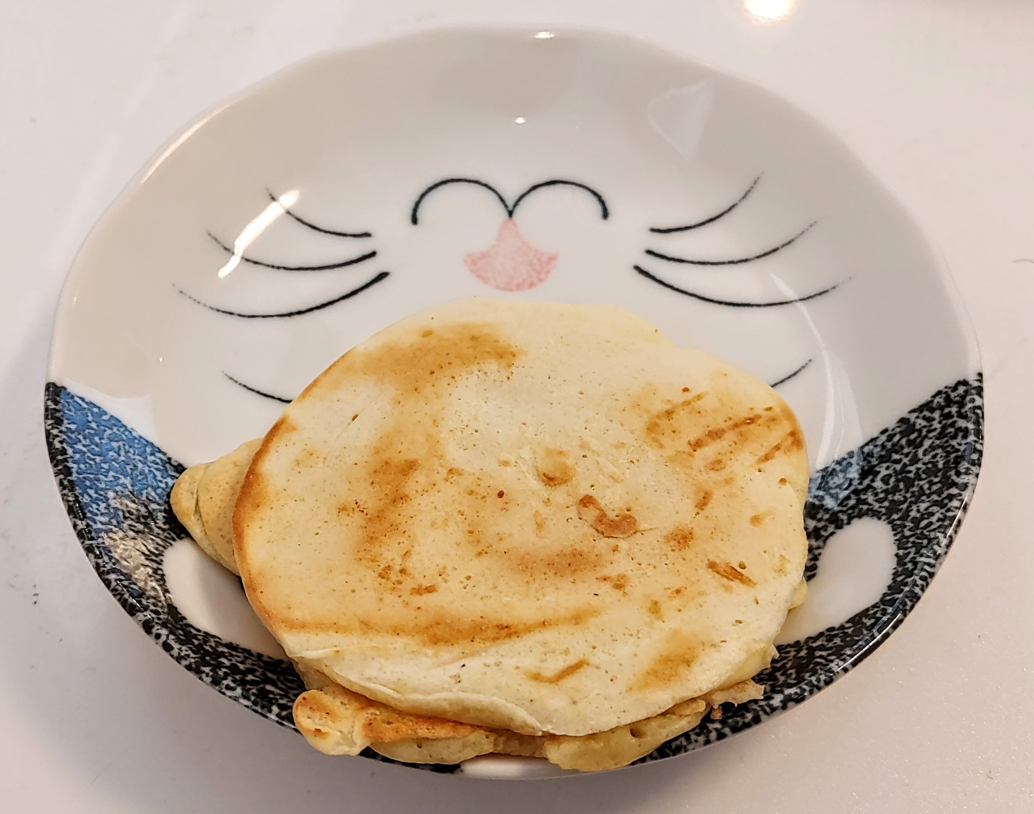 イカ様 ザ ウドニーズ アゴーツアー 朝食のパンケーキは ドラえもんのマスク 反対から見ると ネコの冷えピタ です T Co 2w0yhggg Twitter