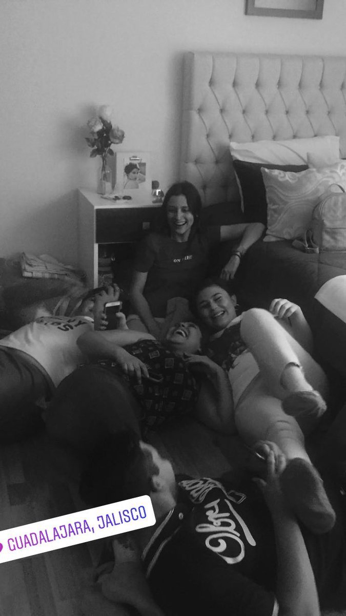 E_CR19's tweet photo. Me acuerdo lo que lloré cuando la Ana se fue a Guadalajara, creímos que ya no nos veríamos, pero la verdad, solo sirvió para que creciera la amistad ☺️ https://t.co/cuvelCgBuG