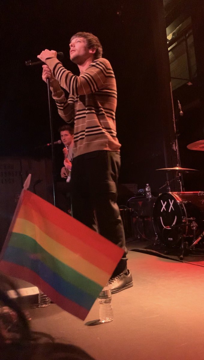 91community's tweet photo. HAPPY PRIDE MONTH LOUIES !! 🏳️‍🌈 https://t.co/UtaODeJChL