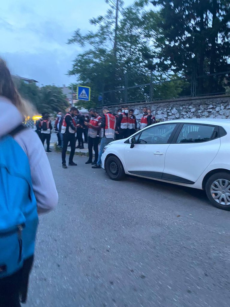 bounmeclis's tweet photo. Kayyum’un icraatlarını protesto etmek üzere Gezi direnişinin yıldönümünde kampüste kurduğumuz çadırlara müdahale etmek için gözaltı araçları ve çok sayıda polis hazırlanıyor. 

Gözaltılarınız, baskılarınız bizi durduramaz!
#FeyziHocaYalnızDeğildir https://t.co/CvEDJgIp8A