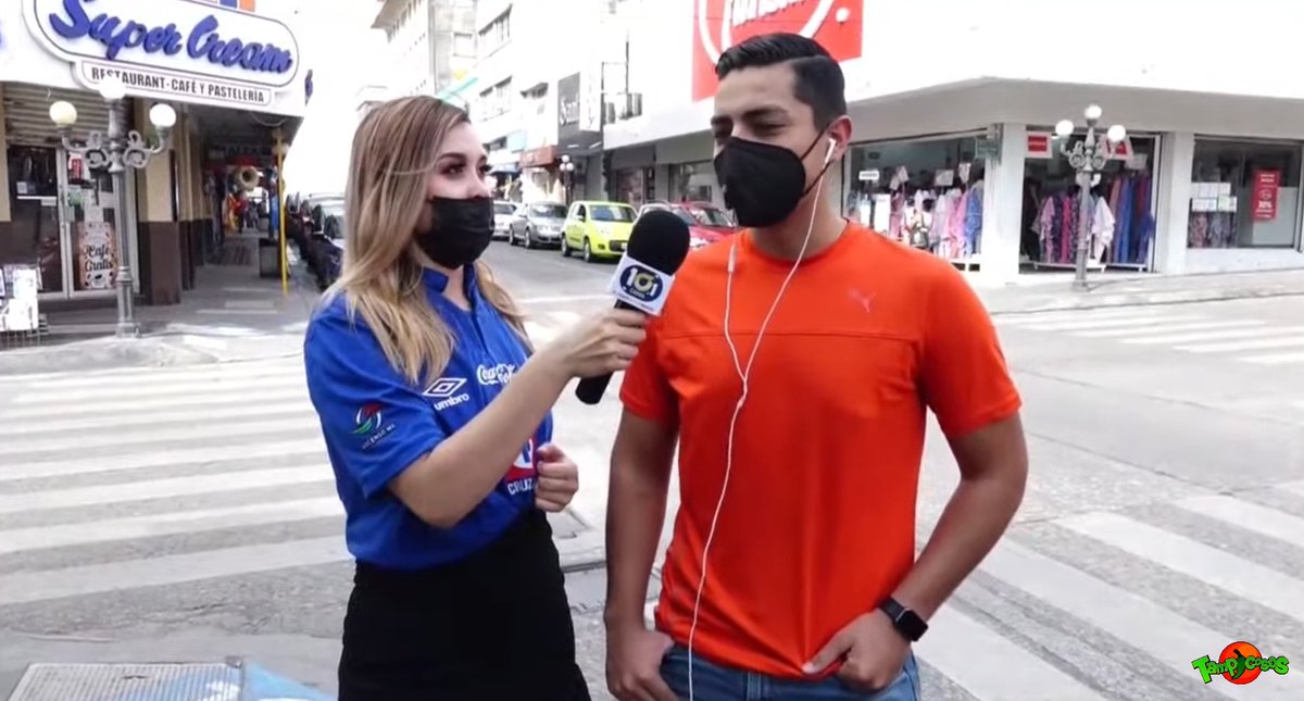 TampicososTV's tweet photo. La euforia por el campeonato de Cruz Azul llegó hasta @10_1Tampico y #CiudadActual. A las calles del Centro de Tampico salió @boeta_sofia/@BoetaSofia con la playera bien puesta entrevistando la afición de La Máquina! https://t.co/h7DBUyFVas