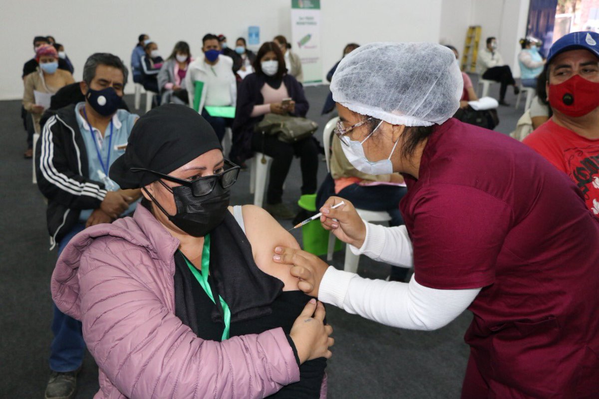 SEDES_SantaCruz's tweet photo. SEDES, continúa la vacunación a mayores de 40 años de edad, previo registro en la página Bolivia Segura. Actualmente, se tiene habilitados 33 Puestos de Vacunación en la ciudad. https://t.co/slfJISxcDT