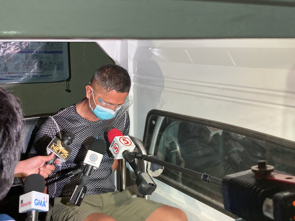 JervisManahan's tweet photo. Itinanggi pa ni Police Master Sergeant Hensie Zinampan na binaril niya ang lolang biktima.

Pero nakuhanan ng video ang buong pangyayari, mula sa kung paano sinabunutan ng pulis ang biktima hanggang sa mismong pagbaril. @ABSCBNNews https://t.co/JPkd8aF6Hs