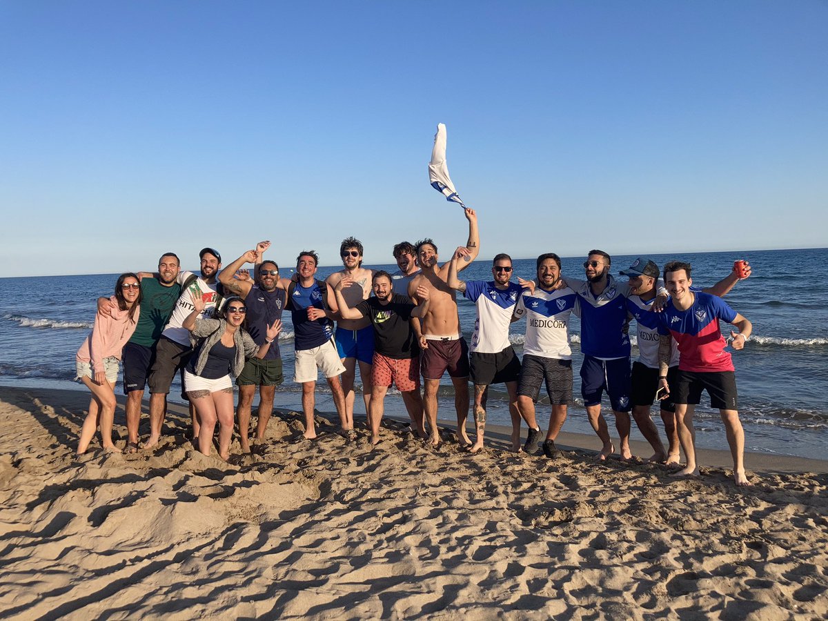 VelezBarcelona's tweet image. Inaugurando temporada de Asado y Playa con la Familia Velezana 💙💪