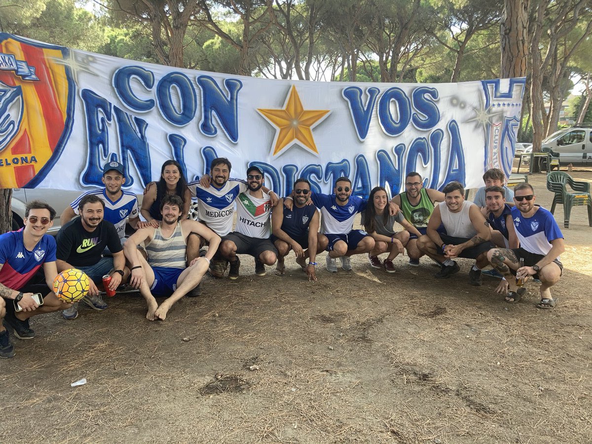 VelezBarcelona's tweet image. Inaugurando temporada de Asado y Playa con la Familia Velezana 💙💪