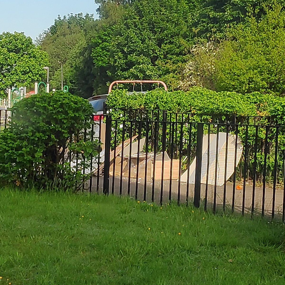 tanith_diggory's tweet photo. I reported fly-tipping in the lane by our garden again - the council used to put the bulk uplift items there so now people just dump their unwanted stuff there. @MyGlasgowCC the report has been marked closed but it's still there. #litter #glasgow #flytippping https://t.co/TSqJFAufUc