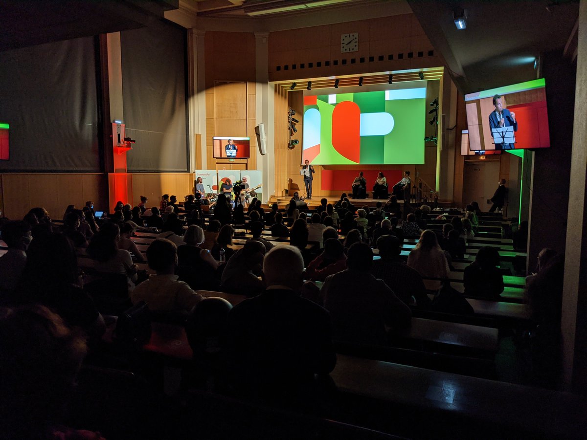 sciencespo's tweet photo. "A Sciences Po vous avez vu juste avant les autres, vous avez dynamité les codes établis. Vous avez révélé les potentiels. Vous avez redonné de la vigueur à une promesse républicaine essentielle, la réussite par le mérite." Alexandre @bompard #ScPoLiveMagazine #20ansCEP https://t.co/yNiNn18wdx