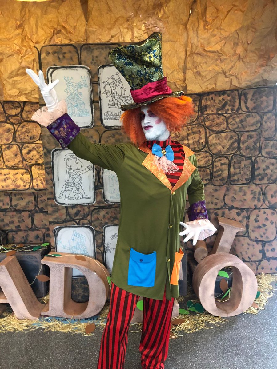ColeHurchillo's tweet photo. El punto y final a las jornadas de literatura infantil las ha puesto el Sombrerero del cuento de Alicia en el País de las Maravillas en un montaje en el patio del colegio.

Ha sido extraordinario.

#JornadasdeLiteratura #LiteraturaInfantil https://t.co/loiBAZozeZ