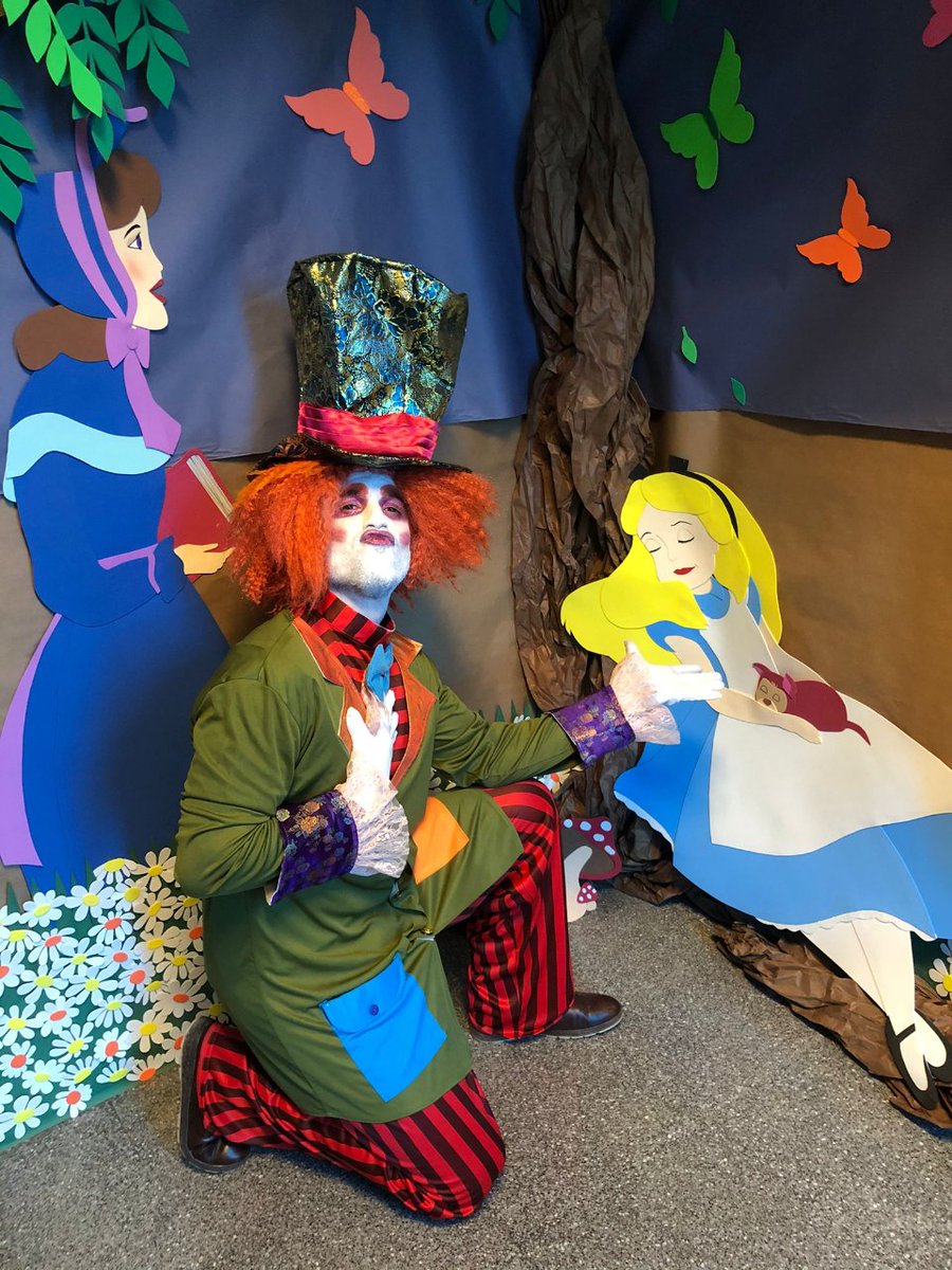 ColeHurchillo's tweet photo. El punto y final a las jornadas de literatura infantil las ha puesto el Sombrerero del cuento de Alicia en el País de las Maravillas en un montaje en el patio del colegio.

Ha sido extraordinario.

#JornadasdeLiteratura #LiteraturaInfantil https://t.co/loiBAZozeZ