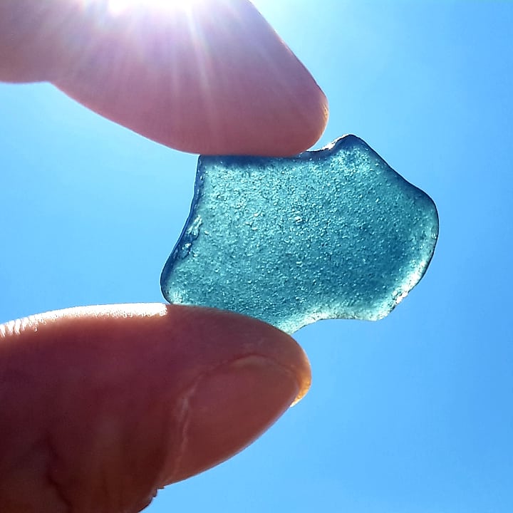 washedashoreiw's tweet photo. A nice bit of blue sea glass found today 💙

#IsleofWight #isleofwightseaglass #isleofwightbeaches #seaglass #beach #BankHolidayWeekend #BankHolidayMonday #beautiful #beachfinds #washedashoreiw https://t.co/ISzTJCUsG3