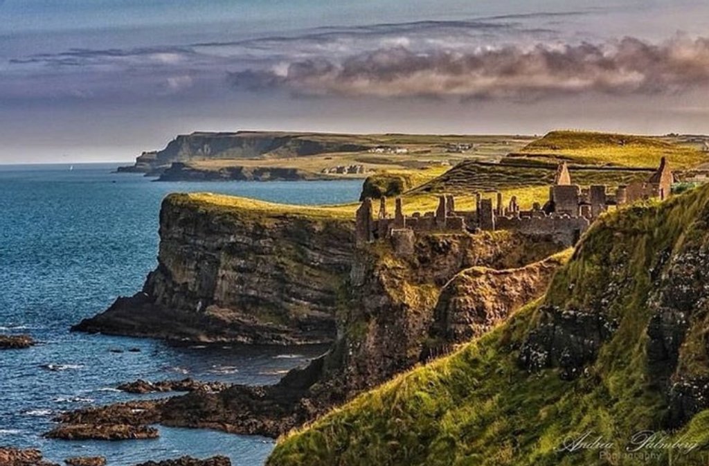 Dunluce Castle, what a sight...⠀
by @andrea_p1094⠀