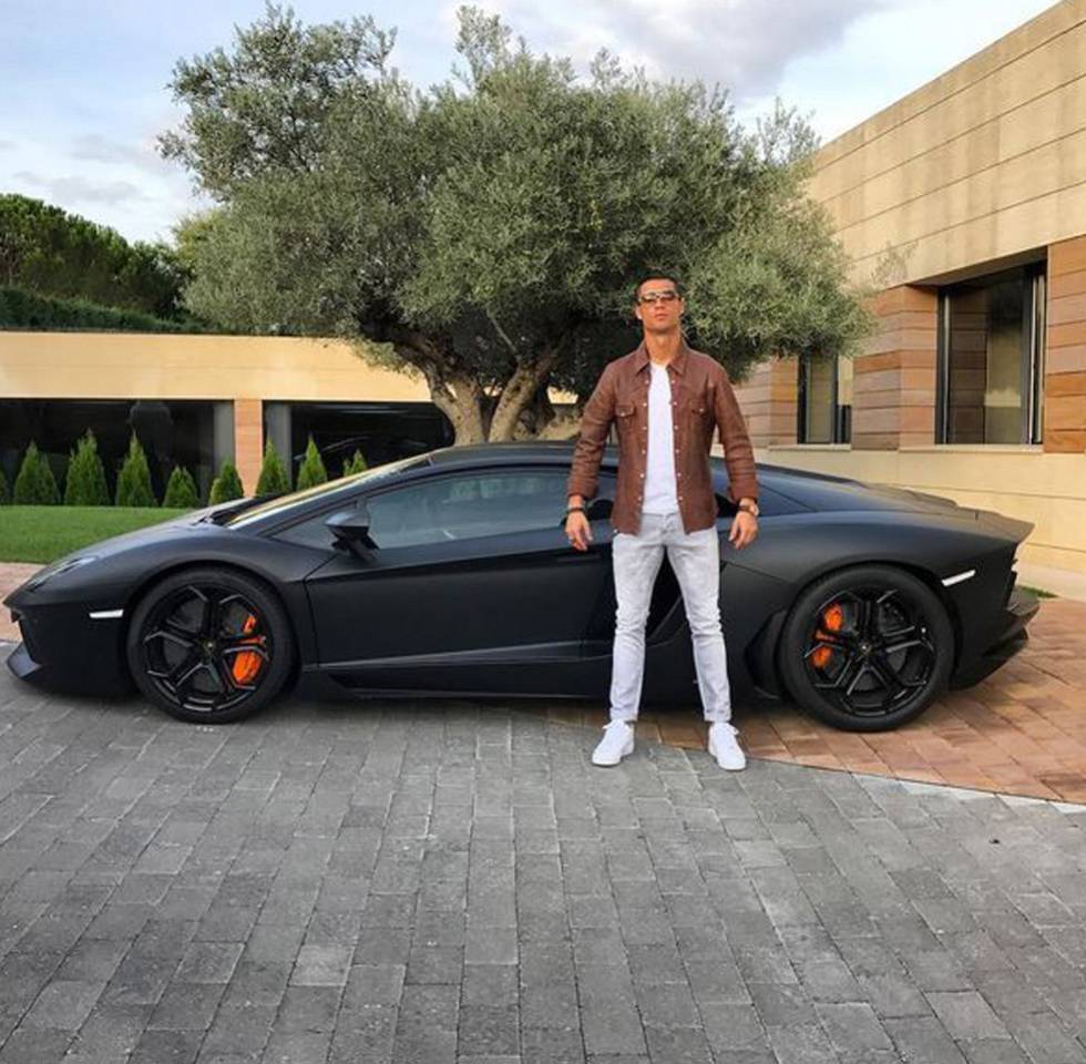 norcoreano's tweet photo. Cristiano Ronaldo y Floyd Mayweather subiendo stories planchando a las cinco de la tarde. https://t.co/OEOVqfmZ0A
