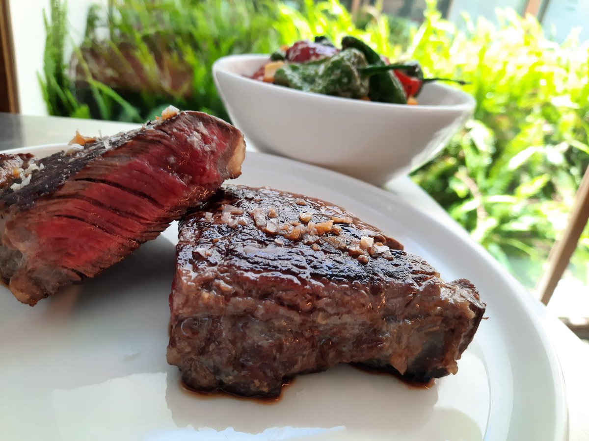 EAlimentacio's tweet photo. Entrecote premium de vaca, con patatas fritas y pimientos. https://t.co/5agb5ji635