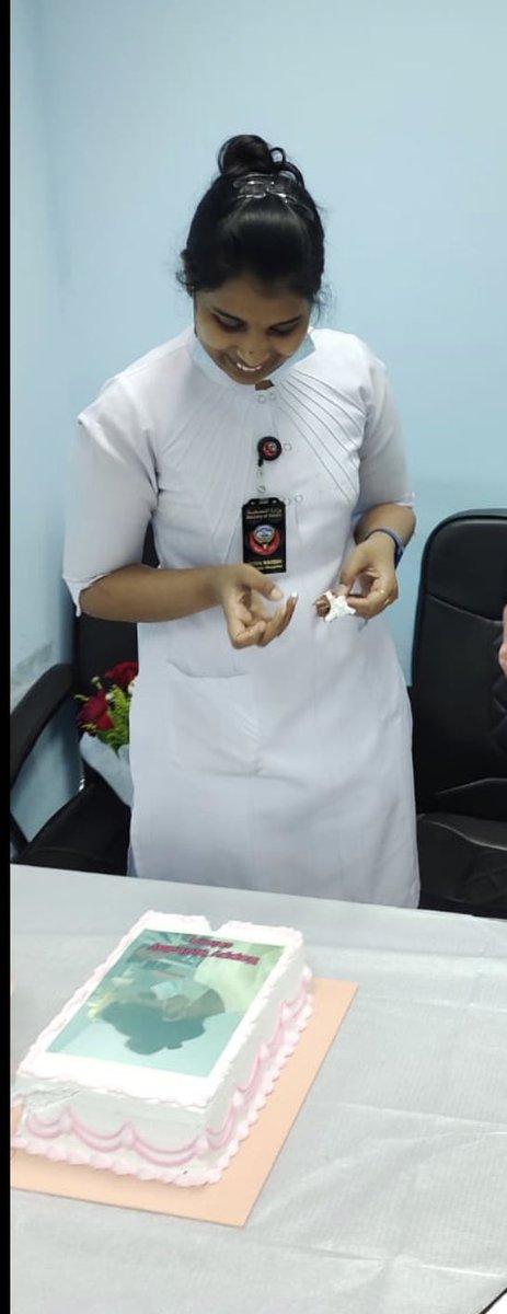 dr_alanzy's tweet photo. ترقد والدتي بغيبوبة في مستشفى العدان .. 
وكانت هذه الممرضة حزينة اليوم بسبب عيد ميلادها وهي وحيدة في غربتها..
واحتفلنا معها بعيد ميلادها جبراً للخواطر ..
اللهم كما جبرنا بخاطرها أجبر خواطرنا بشفاء أمي وخروجها من المستشفى ..
دعواتكم لوالدتي

@aladan_hospital 

@KUWAIT_MOH https://t.co/1NExH9p2iK