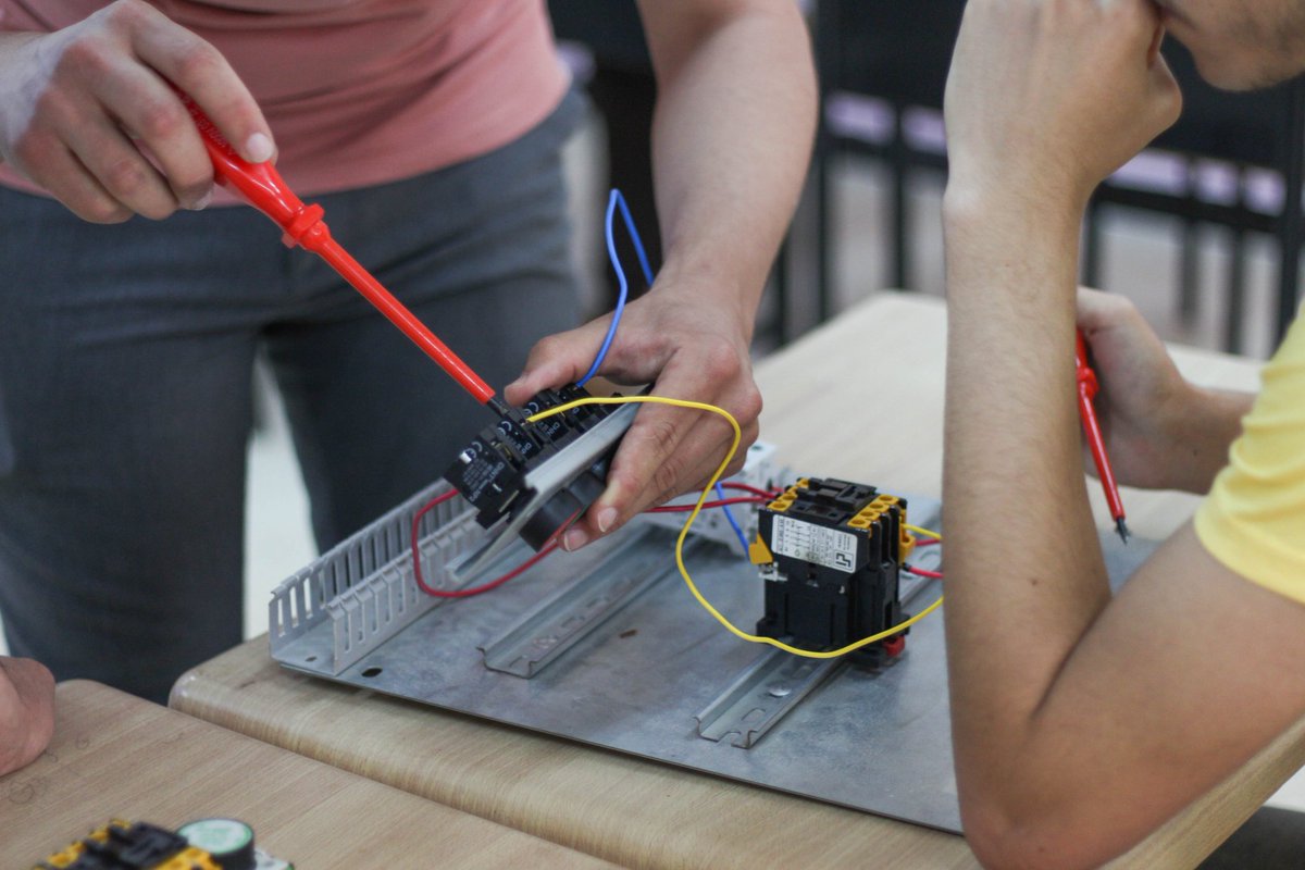InelectronicsC's tweet photo. Today was held the first session of industrial electricity workshop .The participants have been introduced to industrial components and got familiar with the field's materials. https://t.co/kZ9pr32vrQ