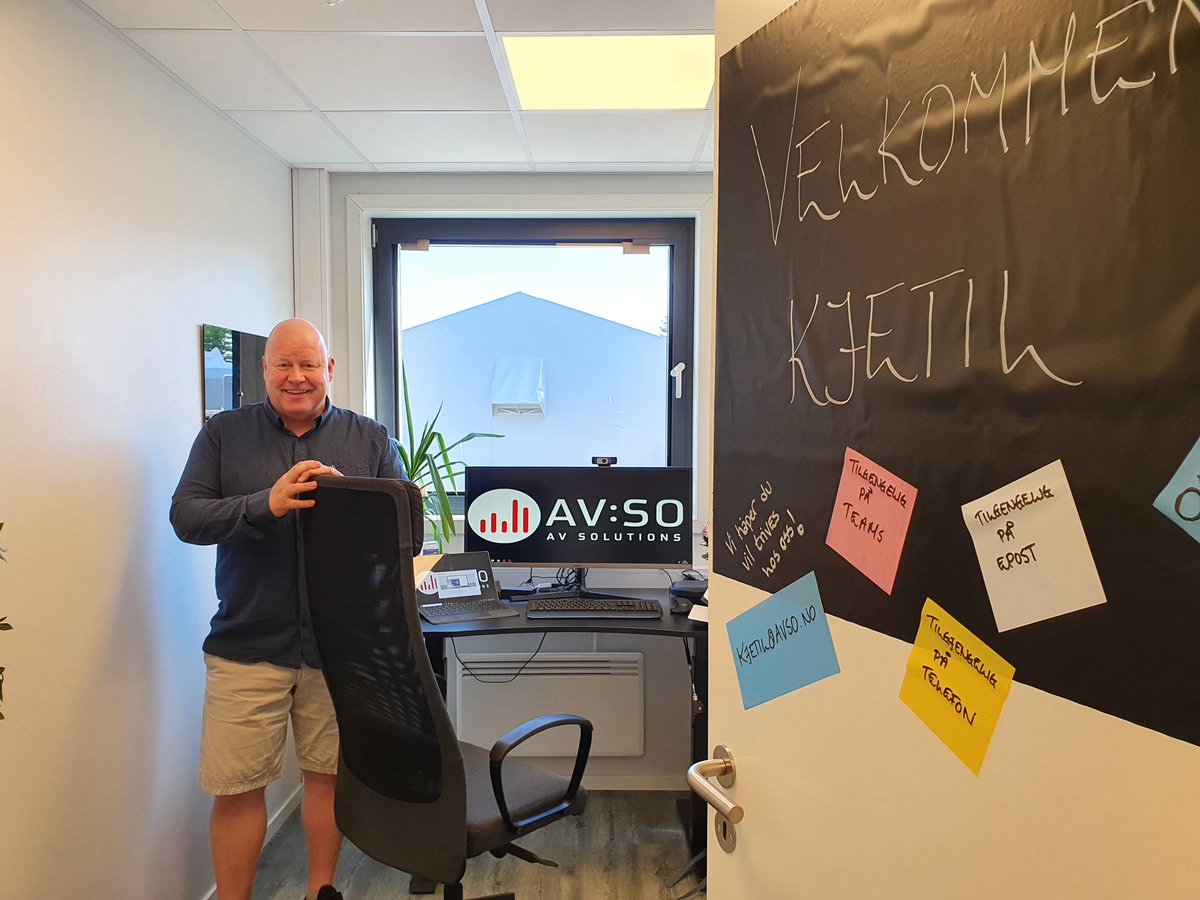 Skridr's tweet photo. Mandag, sola skinner og Kjetil er på plass hos oss! Hjertelig velkommen, vi håper du vil trives hos oss! #avso #nyansatt #cbdo https://t.co/LfCu0TOzjk